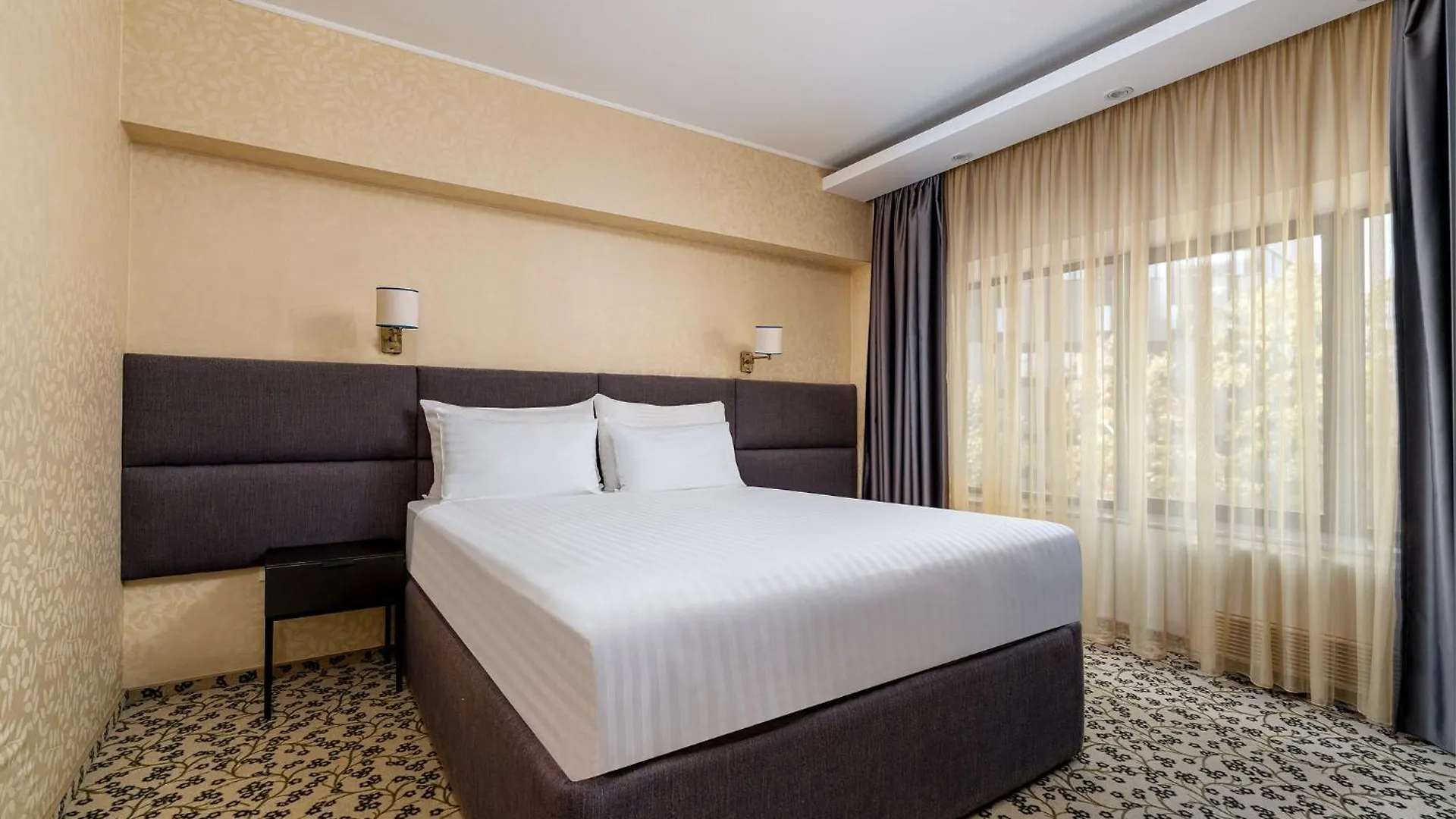 Crystal Palace Hotel Bucarest 4*,